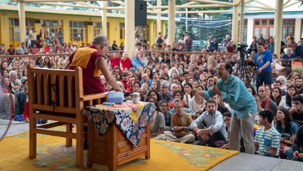 达赖喇嘛尊者在向各国游客发表演讲 2018年6月9日 照片/OHHDL