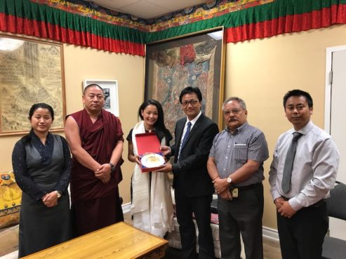 西藏人民议会代表团会见加拿大安大略省议会议员普赤·噶布切女士