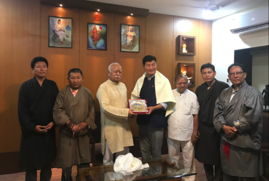 司政洛桑森格向印度全国志愿者負責人，当地支持西藏团体等赠送紀念品