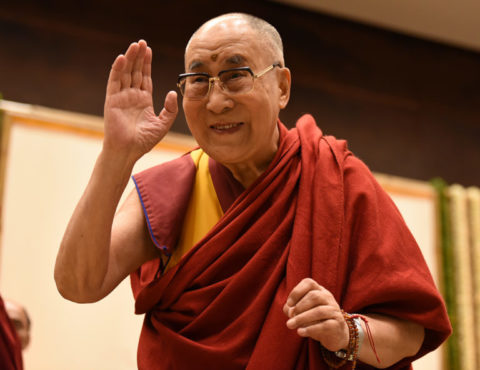 达赖喇嘛尊者在发表演讲前向现场民众致意 2018年8月12日 照片/Tenzin Phende/DIIR
