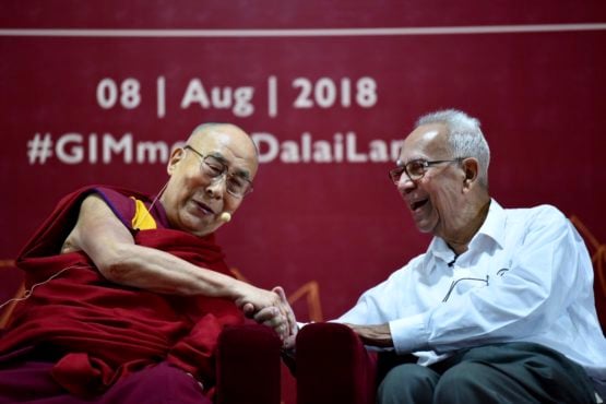 达赖喇嘛尊者与印度果阿管理学院校长在该校成立二十五周年庆典上 2018年8月8日 照片/Tenzin Phende/DIIR