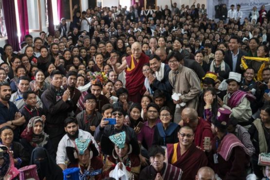 达赖喇嘛尊者与拉达克列城的埃利泽·乔丹纪念学院全体师生合影 2018年8月2日 照片/ Tenzin Choejor/OHHDL