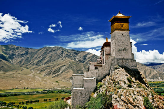 坐落于西藏山南地区泽当镇的西藏第一座宫殿-雍布拉康 照片/载自网络