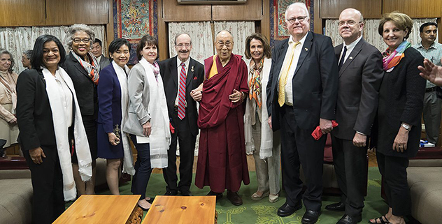 由美国众议院民主党领导人南希·佩洛西率领的八人美国国会代表团在印度达兰萨拉拜会达赖喇嘛尊者 2017年5月9日 照片/OHHDL