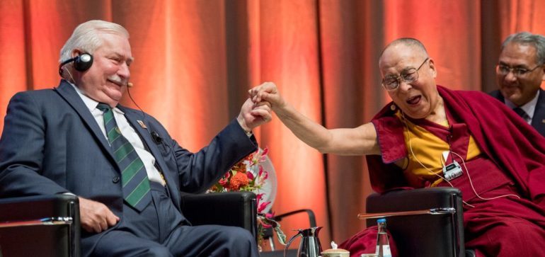 达赖喇嘛尊尊与诺贝尔和平奖获得主波兰前总统莱赫·瓦文萨在座谈会上 2018年9月19日 照片/Manuel Bauer