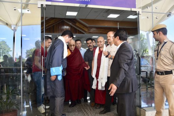 达赖喇嘛尊者在抵达印度北部达兰萨拉近郊岗格拉机场时受到藏人行政中央各级领导的迎接 2018年9月26日 照片/Tenzin Phende/DIIR
