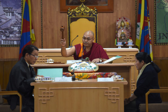 西藏人民议会议长堪布索朗丹培宣布会议第六次会议开幕 2018年9月18日 照片/Tenzin Phende/DIIR