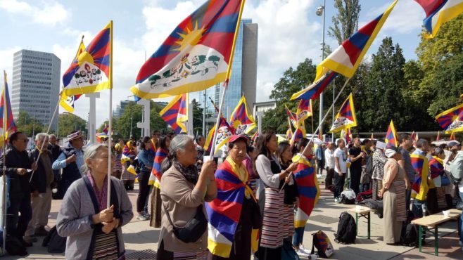 流亡瑞士等藏人在日内瓦万国宫前进行和平抗议 照片/Tashi Namgyal/ TCSL