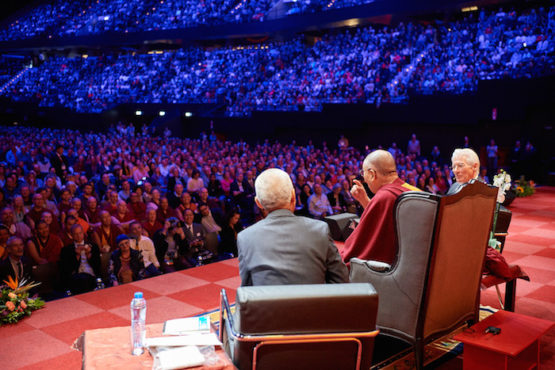 达赖喇嘛尊者在荷兰鹿特丹会议中心向一万五千多名观众致辞 2018年9月16日 照片/ Olivier Adams