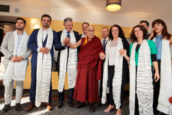 达赖喇嘛尊者与的荷兰国会议员合影 照片／Olivier Adam