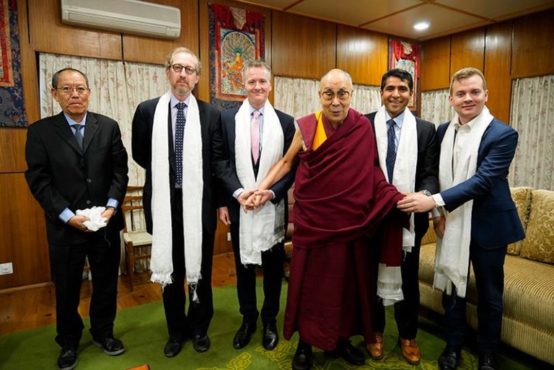 达赖喇嘛尊者在达兰萨拉官邸接见美国国会工作人员代表团和美国驻新德里大使馆政治事务处理查德菲舍尔先生 2018年10月22日 照片/ OHHDL