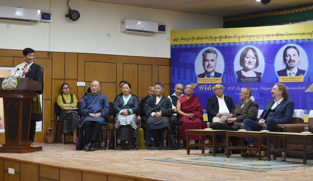 藏人行政中央司政洛桑森格致辞欢迎英国国会议员们到访达兰萨拉 2018年9 月28日 照片/Tenzin Phende/DIIR