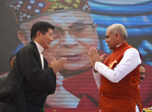 喜玛偕尔邦总督阿查里·雅德芙夫雷特先生与藏人行政中央司政洛桑森格在“感恩”活动上相互合掌致意 201年10月15日 照片/Tenzin Phende/DIIR