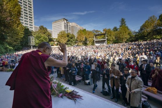 达赖喇嘛尊者在日本东京日比谷露天音乐厅向数千民众挥手致意 2018年11月17日 照片/Tenzin Choejor/OHHDL