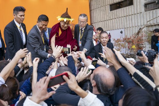 达赖喇嘛尊者在结束演讲后与民众握手互动 2018年11月17日 照片/Tenzin Choejor/OHHDL