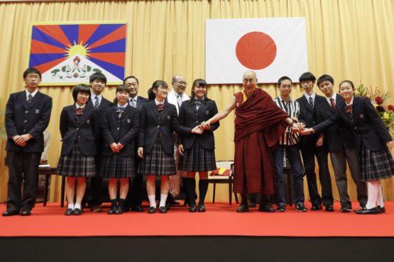 达赖喇嘛尊者与演讲活动上提问的丽泽大学学生合影 2018年11月8日 照片/Tenzin Choejor/OOT Japan