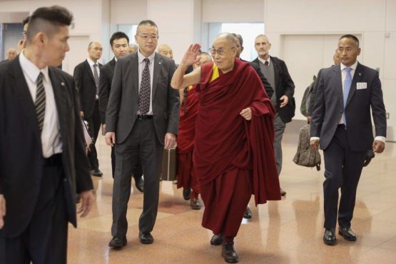 达赖喇嘛尊者在抵达日本东京羽田机场时向民众挥手致意 2018年11月12日 照片/ Tenzin Jigme/OOT Japan