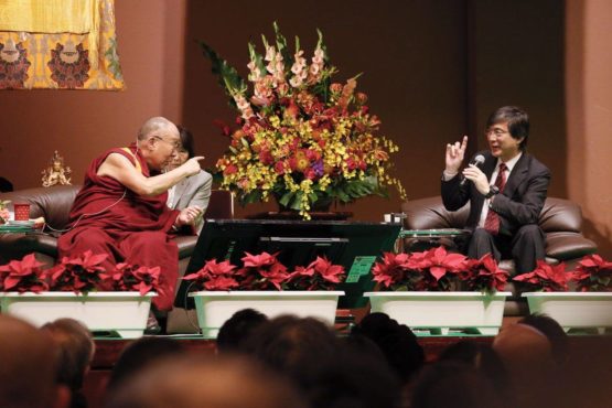 达赖喇嘛尊者在“现代科学与佛教科学对话会“上与神经科学家伊里阿图什先生互动 2018年11月16日 照片/Tenzin Jigme/OOT Japan达赖喇嘛尊者在“现代科学与佛教科学对话会“上与神经科学家伊里阿图什先生互动 2018年11月16日 照片/Tenzin Jigme/OOT Japan