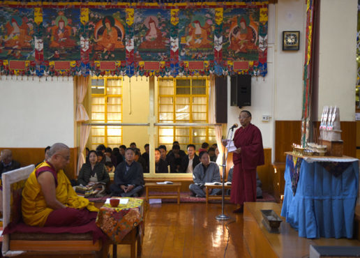 藏人行政中央宗教与文化部部长在祈福法会上致辞 照片／Tenzin Phende/DIIR