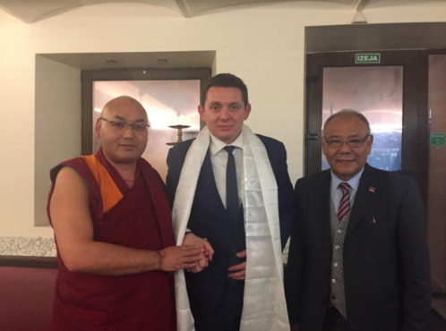 西藏人民议会议长堪布索朗丹培在驻英国伦敦办事处代表的陪同下会见了拉脱维亚国会议员阿图斯·凯米什先生 照片/驻伦敦办事处