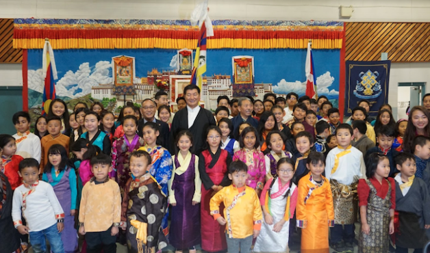 司政洛桑森格与加拿大卡尔加里市藏人社区儿童合影 照片/司政办公室