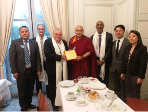 西藏人民议会议长堪布索朗丹培向法国参议员让·弗朗索瓦，莫里斯·安蒂斯特，蒂埃里·梅尼尔赠送纪念品 照片/议会秘书处