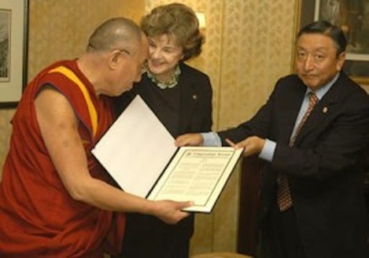 美国参议员范士丹和嘉日洛迪向达赖喇嘛尊者展示参议院第212号决议副本 照片/资料图片