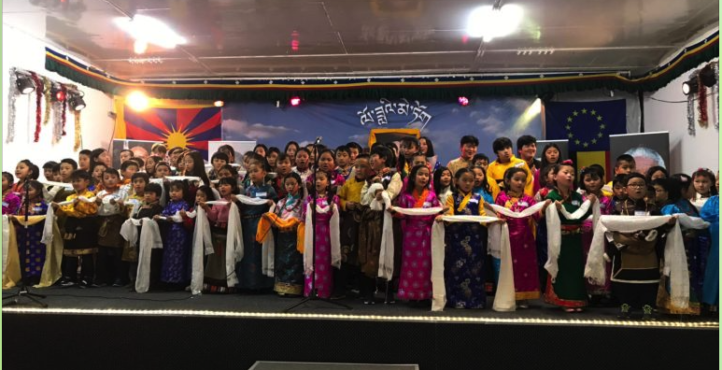比利时周末藏语学校学生在活动上表演歌舞 照片/驻布鲁塞尔办事处