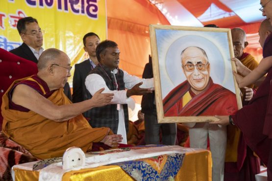 当地艺术家向达赖喇嘛尊者敬献尊者法相 2018年2月5日 照片/Lobsang Tsering/OHHDL