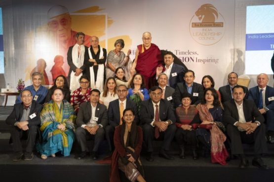 达赖喇嘛尊者与印度商业领袖合影 2018年12月10日 照片/ Tenzin Choejor / OHHDL