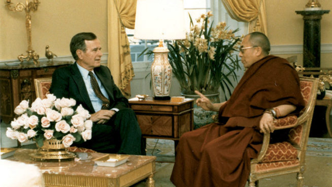西藏精神领袖达赖喇嘛尊者与美国前总统乔治H.W.布什在白宫会晤 1991年4月16日 照片/美国白宫