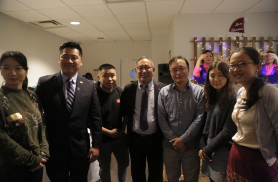 藏人行政中央驻北美办事处代表欧珠次仁与部分与会华人在藏汉交流晚宴上 2018年12月15日 照片/驻北美办事处