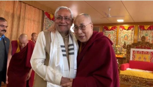 达赖喇嘛尊者在印度菩提伽耶接见比哈尔邦首席部长尼蒂什•库玛尔 照片/OHHDL