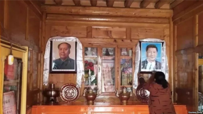 藏人家里悬挂的习近平、毛泽东照片