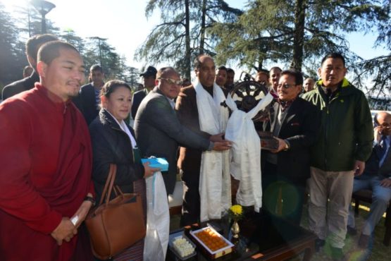 藏人行政中央驻西姆拉首席代表向喜玛偕尔邦首席部长贾兰姆·塔库尔赠送纪念品 照片/驻西姆拉首席代表办公室