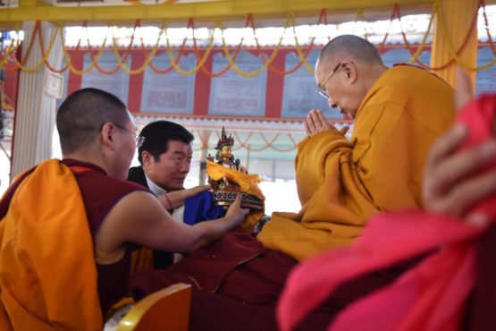 司政洛桑森格在长寿祈祷法会上向达赖喇嘛尊者供奉象征长寿的无量寿佛 2018年12月31日 照片/Tenzin Phende/CTA