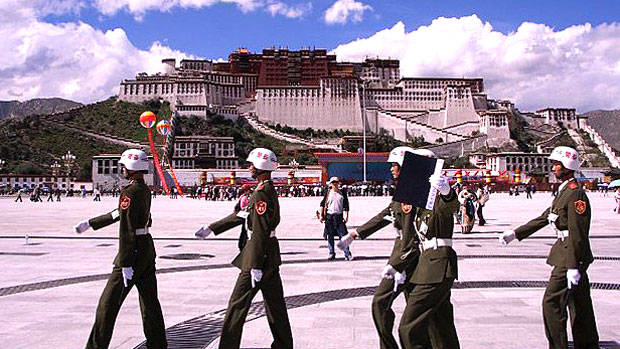 中国警察在西藏首都拉萨的布达拉宫前巡逻 照片/ RFA