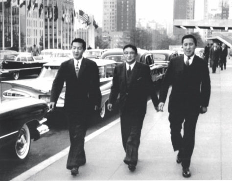 联合国西藏代表团在纽约街头 1959年9月（从左至右）桑度仓·仁钦，夏格巴·旺秋德丹和嘉乐顿珠 照片/ OHHDL