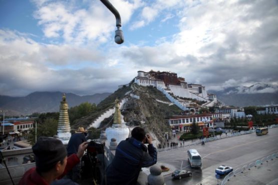 监控镜头监视着西藏拉萨布达拉宫前的游客。照片/ Aritz Parra / Associated Press