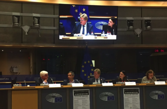 欧洲议会议员，议会支持西藏小组主席托马斯•曼在主持会议