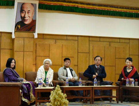 参加西藏自由抗暴六十周年纪念活动的的海外民运人士在向藏人行政中央公务员发表讲话 2019年3月12日 照片/Jayang Tsering/CTA