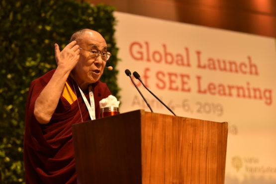 达赖喇嘛尊者在新德里安达兹酒店举行的“社会、情绪及伦理教育”全球启动仪式新闻发布会上致辞 2019年4月5日 照片/ Tenzin Jigme / DIIR