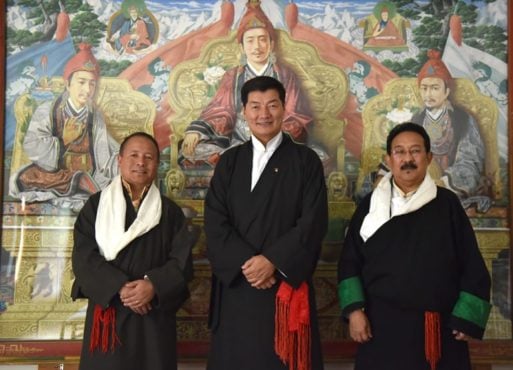 司政洛桑森格与卸任噶夏秘书长宗喀·多杰次仁和新任次杰曲嘉·达尼在交接仪式上合影 照片/Tenzin Phende/CTA