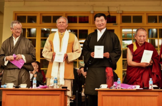 司政旅社森格和与会嘉宾在庆典为新书揭幕 2019年4月25日 照片/Tenzin Phende/CTA
