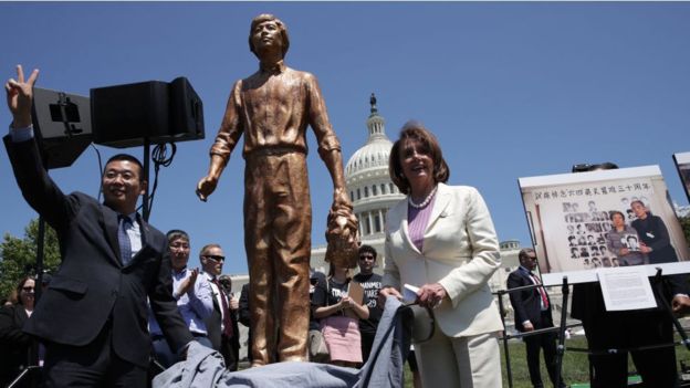 美国国会众议院议长南希•佩洛西女士在纪念活动上为坦克人雕像进行了揭幕 2019年6月4日 照片/驻北美华人联络官