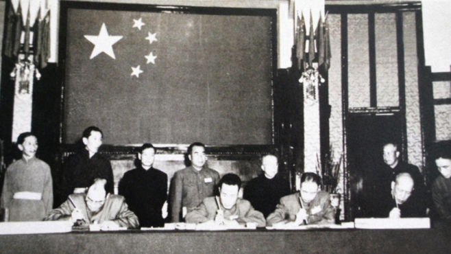 中国军队在占领西藏东部省会昌都后，于1951年5月23日迫使西藏代表签署所谓的“中央人民政府和西藏地方政府关于和平解放西藏办法的协议”（简称十七条协议）。 中共说，如果藏人代表不签署另一种选择是在西藏其他地区立即进行军事行动 照片/Claude Arpi