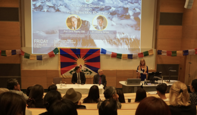 英国广播公司BBC著名记者艾米丽·布坎南女士在主持主题为“气候变化与西藏环境”小组讨论会 2019年6月22日 照片/驻伦敦办事处提供