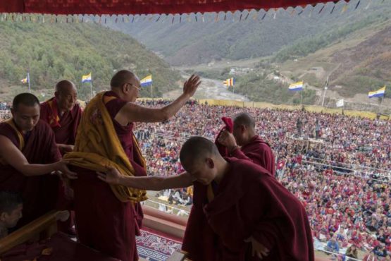2017年，西藏精神领袖达赖喇嘛在印度演说，与台下数千名流亡藏人挥手致意。 照片/AP