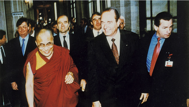 达赖喇嘛尊者与法国前总统雅克·希拉克在法国巴黎会晤 1998年12月8日 照片 / OHHDL
