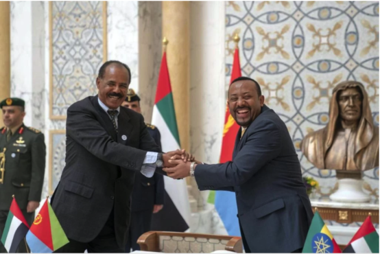 2019年诺贝尔和平奖得主埃塞俄比亚总理艾哈迈德（右）于去年与长期敌对的厄立特里亚（左为厄立特里亚总统）实现和解。今年7月，两人在阿布扎比总统府握手